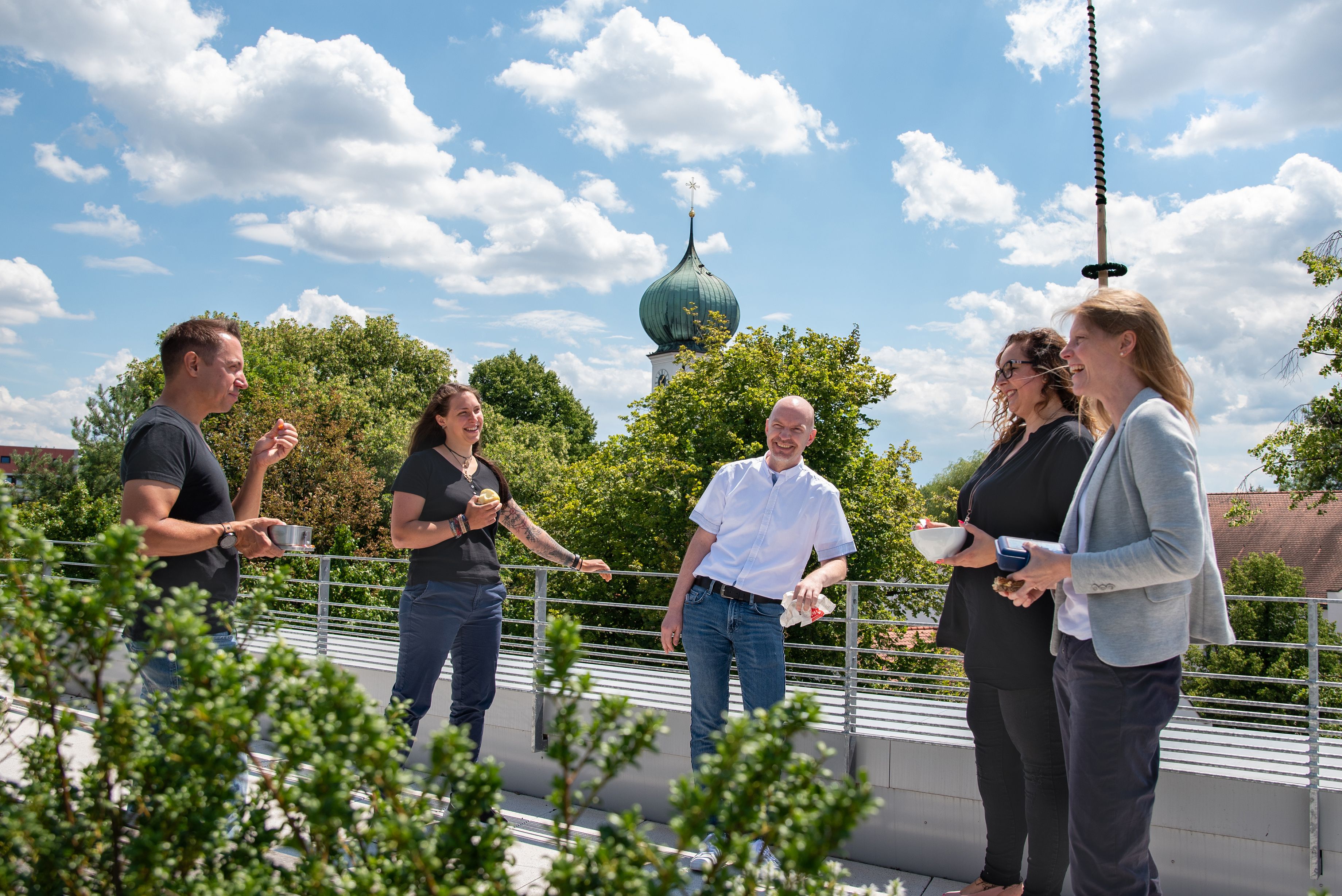 Personen bei der Mittagspause auf der Dachterrasse des Gröbenzeller Rathauses