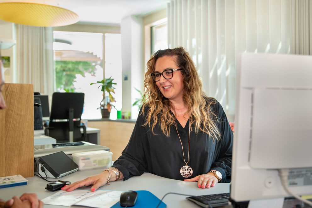 Mitarbeiterin des Gröbenzeller Einwohnermeldeamts spricht mit einem Bürger