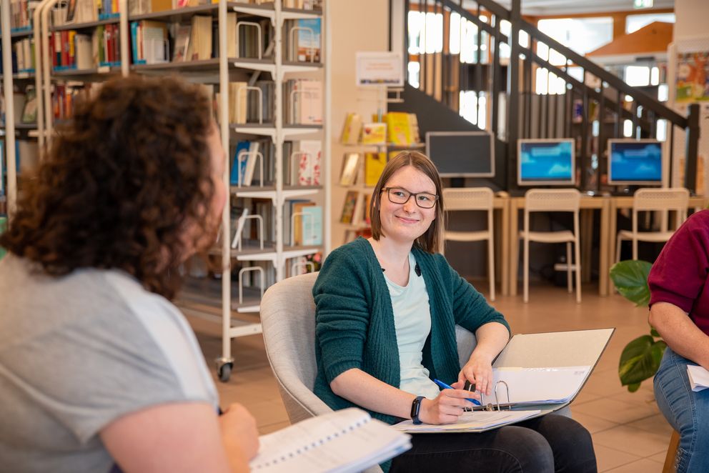 Mitarbeiterinnen der Gröbenzeller Gemeindebücherei halten eine Besprechung ab